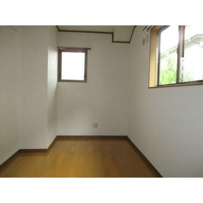 【寝室】 | フローラ・コート | 2面採光の洋室♪