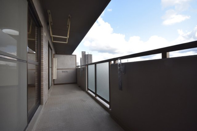 【バルコニー】 | サーパスシティ前原弐番館 | バルコニーからの眺めを楽しみながら食事をしませんか