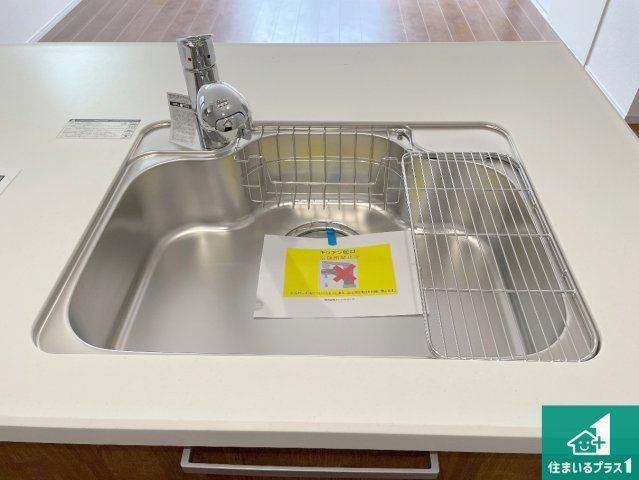 八尾市刑部　第1期　新築一戸建ての独立洗面台|清潔感のある洗面台です。フラットな鏡は掃除がしやすく毎日清潔！ホースは引き出して使えるので洗顔やお掃除の際に便利です！