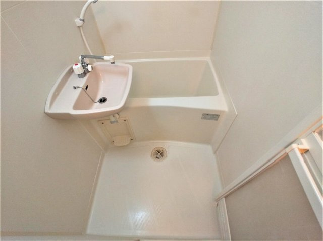 レオパレスエクセル中里の浴室|お風呂で日々の疲れを落としましょう