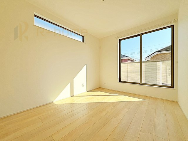 守谷市薬師台7丁目　新築戸建て　B号棟の洋室|2面窓の風通しの良い洋室です♪差し込む暖かな陽当たりで、室内がくつろげる空間に早変わりです♪