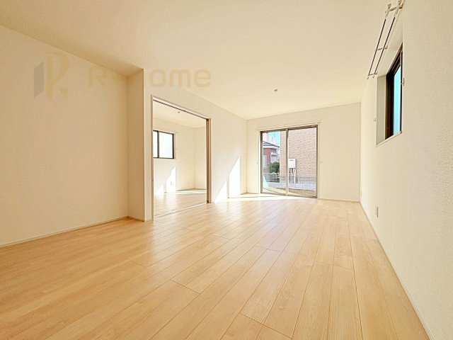 守谷市薬師台7丁目　新築戸建て　B号棟の居間・リビング|広々とした余裕のあるリビングです♪大きな窓からは自然光が届きます。