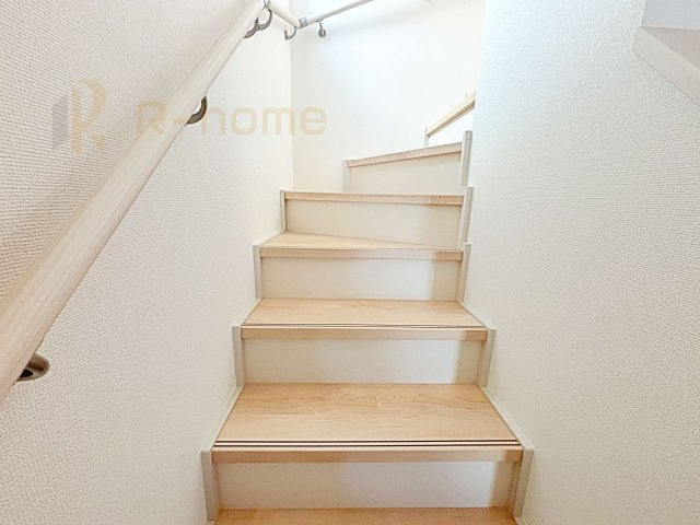 守谷市薬師台7丁目　新築戸建て　B号棟の内装|手すりのついた階段！小さなお子様の利用も一安心です♪