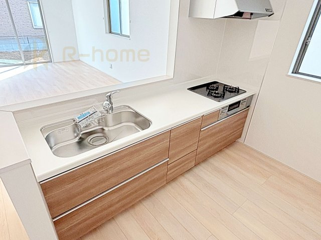 守谷市薬師台7丁目　新築戸建て　B号棟のキッチン|料理をしながら家族とコミュニケーションが取れる対面式システムキッチン。