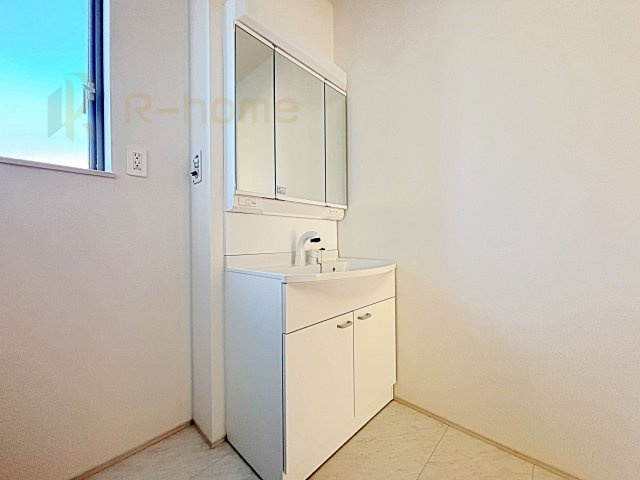 守谷市薬師台7丁目　新築戸建て　B号棟の洗面所|清潔感溢れる洗面台は嬉しい三面鏡付き。洗剤や歯ブラシなどもすっきり収納できます♪