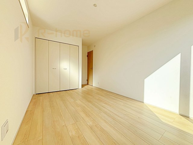 守谷市薬師台7丁目　新築戸建て　B号棟の洋室|どんな部屋家具も合わせやすいシンプルな洋室！
たっぷりの日差しと心地よい風が舞い込む住まい♪