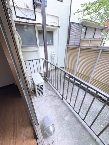 日発貫井南町ビルのバルコニー