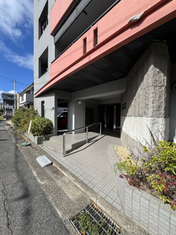 トラストコート戸崎のエントランス