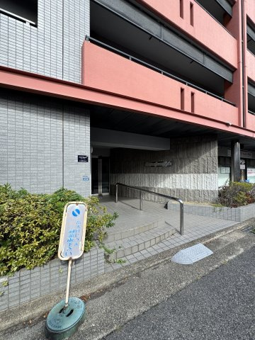 トラストコート戸崎のエントランス