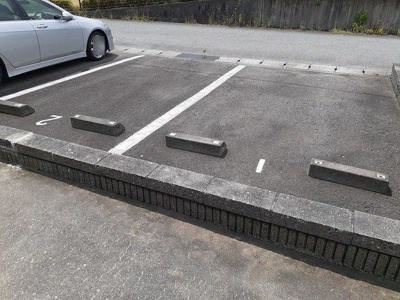 【駐車場】 | ブリーズ | 駐車場に車を止められます