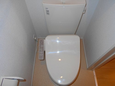 【トイレ】 | タウンハウスＲ | 清潔感のあるトイレです