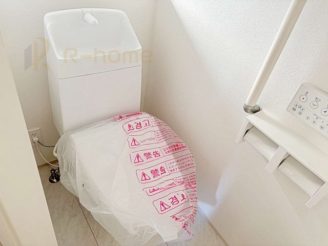 守谷市薬師台7丁目　新築戸建て　C号棟のトイレ|温水洗浄便座付きのトイレ。
トイレが２ヵ所設置で朝の忙しい時間でも安心です。