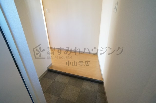 フローラル宝塚の玄関|参考、同建物・同間取りの号室