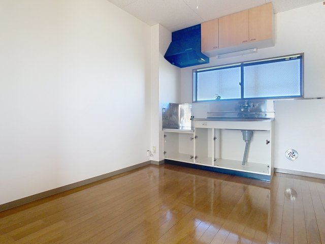 ピュアタウンAのキッチン|修繕中写真です。