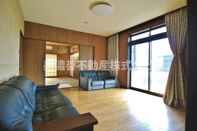 ６５６０１　岐阜市御望中古戸建の居間・リビング