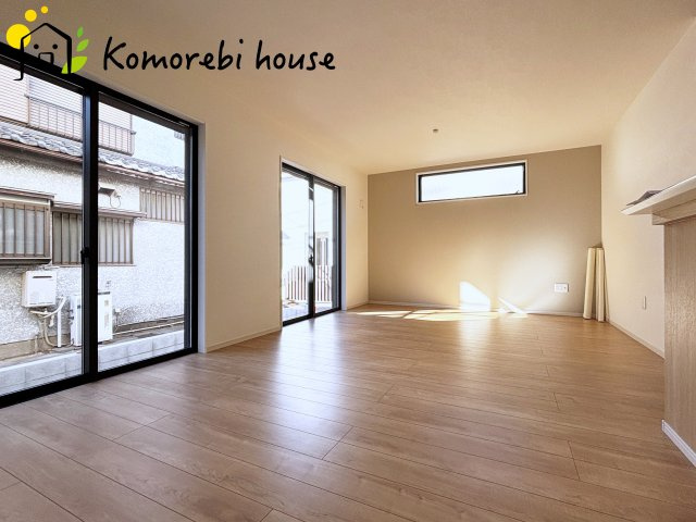 桶川市坂田西　１期　新築一戸建て　クラフトピット　01の居間・リビング|横長LDKは家具配置も自由で開放感あり。家族のライフスタイルに合わせた快適な暮らしを叶えます。