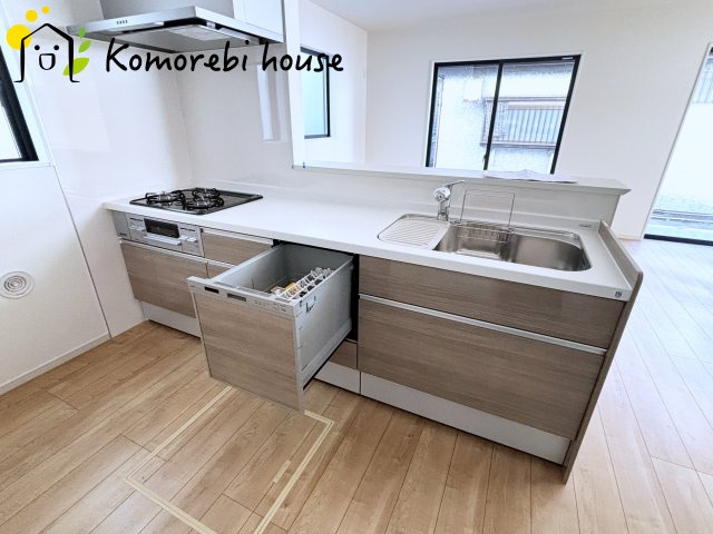 桶川市坂田西　１期　新築一戸建て　クラフトピット　01のキッチン|食洗機や浄水器を備えた多機能キッチン。広がりある空間で、家族と会話を楽しみながら料理ができるカウンターキッチンです