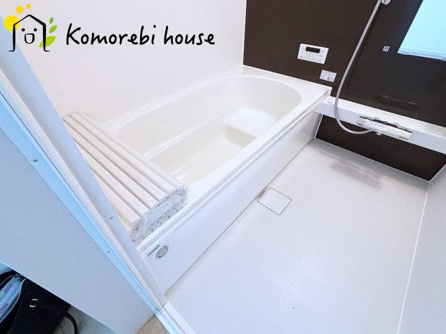 桶川市坂田西　１期　新築一戸建て　クラフトピット　01の浴室|浴室暖房付きで寒い季節も快適に入浴でき、ヒートショック対策にも効果的。浴室乾燥機能は、雨の日の洗濯物やカビ対策にも活躍し、毎日の暮らしを支えてくれる設備充実のバスルームです。