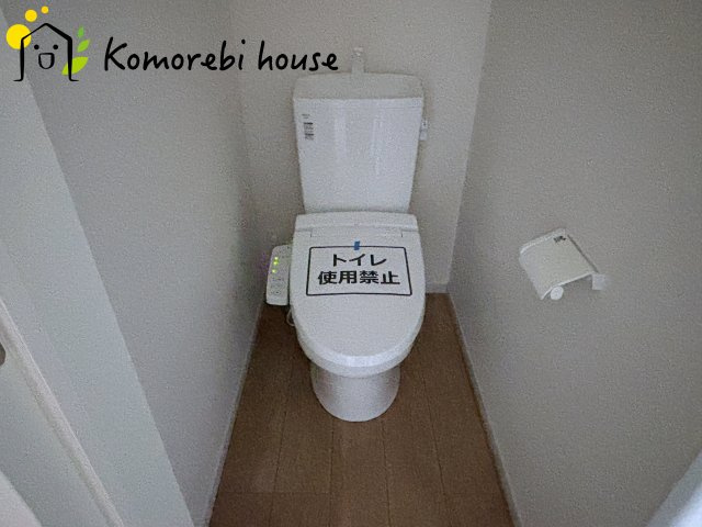 桶川市坂田西　１期　新築一戸建て　クラフトピット　01のトイレ|トイレは抗菌仕様で、汚れや菌が付着しにくい最新素材を採用。日々のお手入れが格段にラクになり、清潔な状態を長く保てます。新築だからこそ実現できる“いつでも清潔が続くトイレ”です。