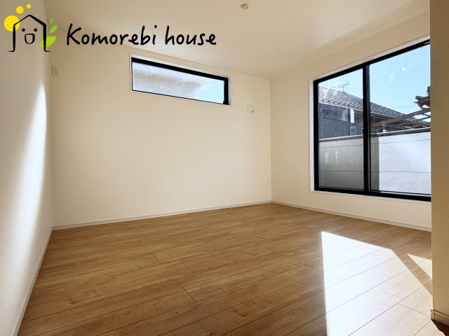 桶川市坂田西　１期　新築一戸建て　クラフトピット　01の寝室|一日の疲れをゆっくり癒せる主寝室は、ベッドを置いてもゆとりある広さが魅力。収納完備で衣類もスッキリ収まり、静かで落ち着いた空間が快適な眠りをサポートします。