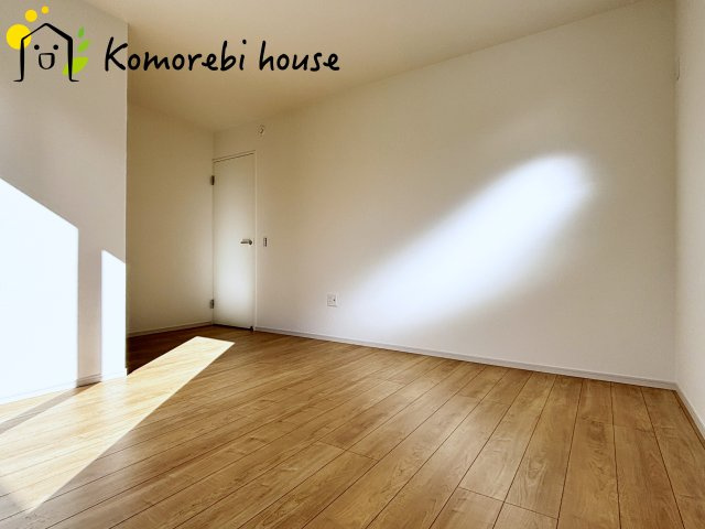 桶川市坂田西　１期　新築一戸建て　クラフトピット　01の寝室|最近の新築住宅は窓まわりの性能が大きく進化しています。複層ガラスに、樹脂とアルミを組み合わせた断熱性の高いハイブリッドサッシを採用。