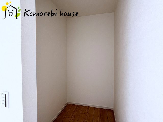 桶川市坂田西　１期　新築一戸建て　クラフトピット　01の収納|収納豊富のウォークインクローゼット付きで、洋服や小物を一箇所に集約。暮らしの動線が整い、片付けがラクになります。