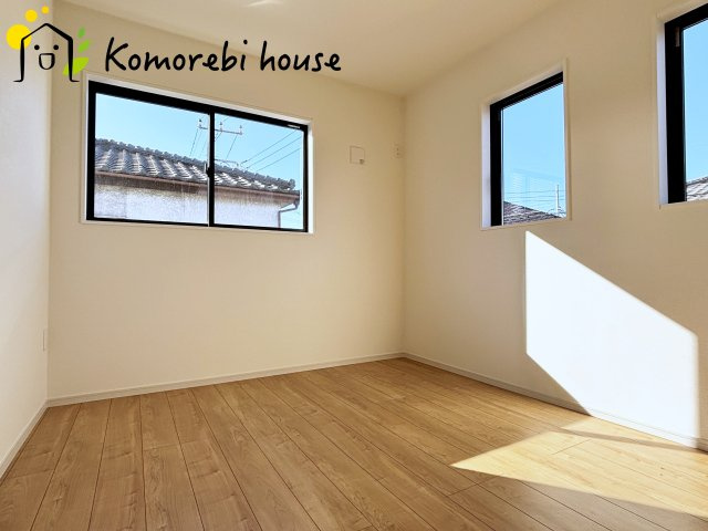 桶川市坂田西　１期　新築一戸建て　クラフトピット　01の子供部屋|明るい光が差し込む洋室は、寝室・子ども部屋・ワークスペースなど多用途に使える自由度の高い空間。家具の配置もしやすく、暮らしに合わせて柔軟に活用できます。