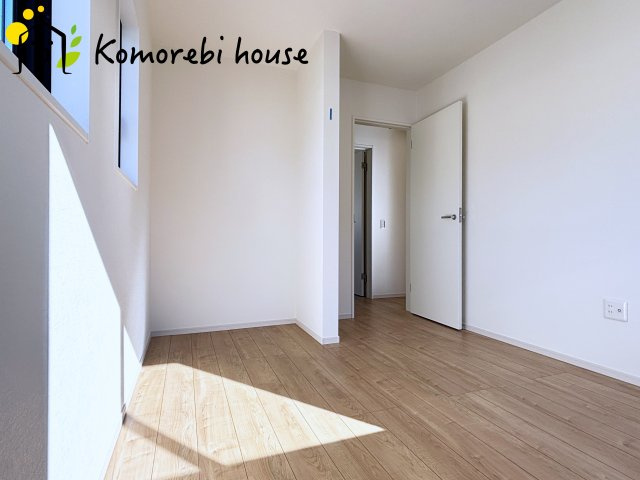 桶川市坂田西　１期　新築一戸建て　クラフトピット　01の子供部屋|自然光が心地よく入る子ども部屋は、学習・遊び・睡眠をしっかり支える快適環境。シンプル設計でレイアウトも変えやすく、成長に合わせて長く使える利便性の高い一室です。