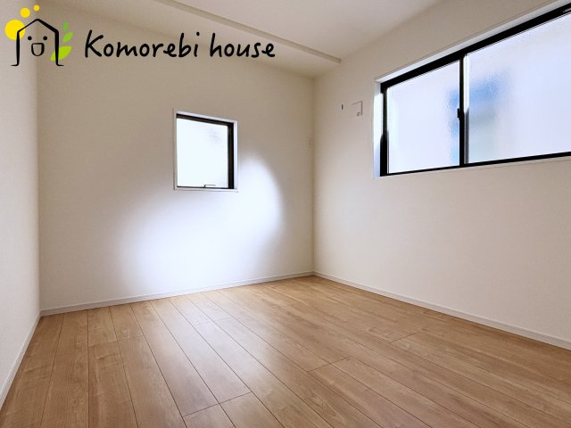 桶川市坂田西　１期　新築一戸建て　クラフトピット　01の洋室|明るい光が差し込む洋室は、寝室・子ども部屋・ワークスペースなど多用途に使える自由度の高い空間。家具の配置もしやすく、暮らしに合わせて柔軟に活用できます。