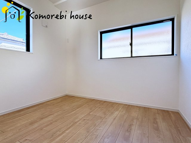 桶川市坂田西　１期　新築一戸建て　クラフトピット　01の洋室|最近の新築住宅は窓まわりの性能が大きく進化しています。複層ガラスに、樹脂とアルミを組み合わせた断熱性の高いハイブリッドサッシを採用。