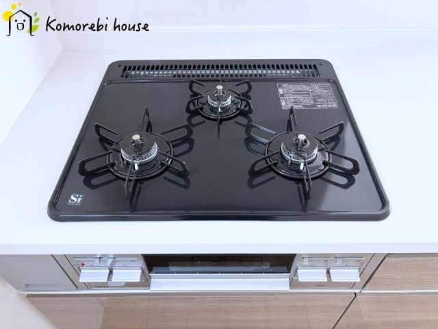 桶川市坂田西　１期　新築一戸建て　クラフトピット　01のキッチン|同時調理が叶う3口コンロと便利なグリル付き。忙しい朝のお弁当作りも、夕食の複数メニューもスムーズにこなせる頼れる設備です。