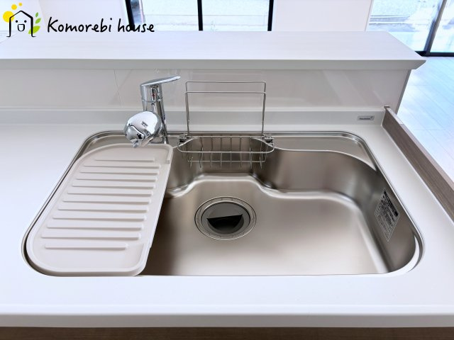 桶川市坂田西　１期　新築一戸建て　クラフトピット　01のキッチン|浄水器一体型で、いつでも美味しいお水がそのまま使えるキッチンシンク。料理やコーヒーづくり、炊飯にも安心して利用でき、毎日の食卓が少し豊かに。