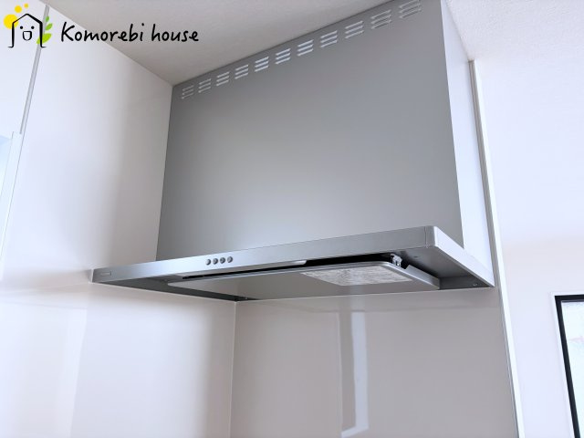 桶川市坂田西　１期　新築一戸建て　クラフトピット　01のキッチン|吸引力の高いレンジフードが煙や匂いを素早く排出。揚げ物や炒め物も気兼ねなくでき、リビングに匂いを残しません。