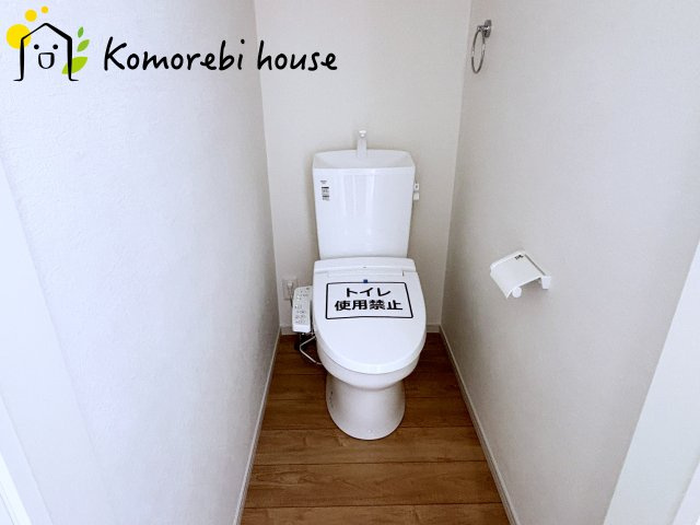 桶川市坂田西　１期　新築一戸建て　クラフトピット　01のトイレ|2階にもトイレがあることで、朝の混雑が解消し生活動線がスムーズに。新築ならではの間取り設計で、毎日の“プチストレス”が驚くほど減ります。