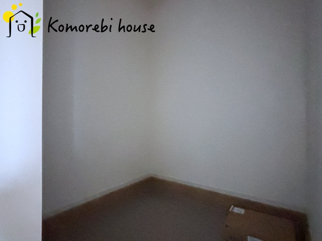 桶川市坂田西　１期　新築一戸建て　クラフトピット　01の収納|土間収納で靴やアウトドア用品をすっきり整理。玄関周りが片付き、家族の出入りも快適です。