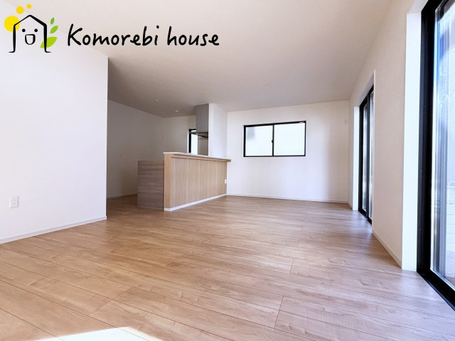 桶川市坂田西　１期　新築一戸建て　クラフトピット　01の居間・リビング|18帖以上の広々LDK。家族が集まり、食事や会話、くつろぎの時間が自然と重なる空間です。