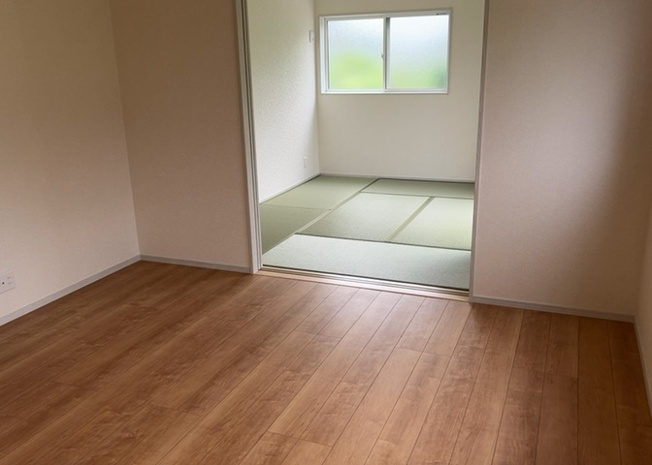【居間・リビング】 | 直線タイプはLとDKを一直線に並べた形で対面キッチンのタイプです。一般的なのでよく見かけるかもしれません。直線タイプに似た直接アイランドタイプは、キッチンとダイニングの間に壁がない分広く感じられます。