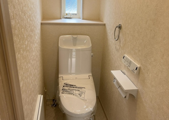 【トイレ】 | トイレは大きさや形、機能、抗菌性などが異なる多種多彩なタイプが各メーカーから出ています。それぞれに良さがあるため、事前にどういったタイプのトイレがいいのかをご家庭内で決めて、内見に行くといいでしょう。