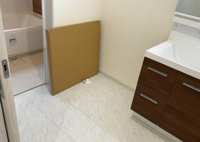 【脱衣所】 | 多くの戸建て住宅で見かける洗面脱衣所は、洗面台と洗濯機が2畳ほどのスペースに並べられていて、洗面所が脱衣所を兼ね備えている間取りが一般的です。お客様が利用することもある、パブリックな空間でもあります。