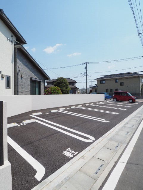 グランシャルムの駐車場|車をお持ちの方に嬉しい駐車場付きの物件です