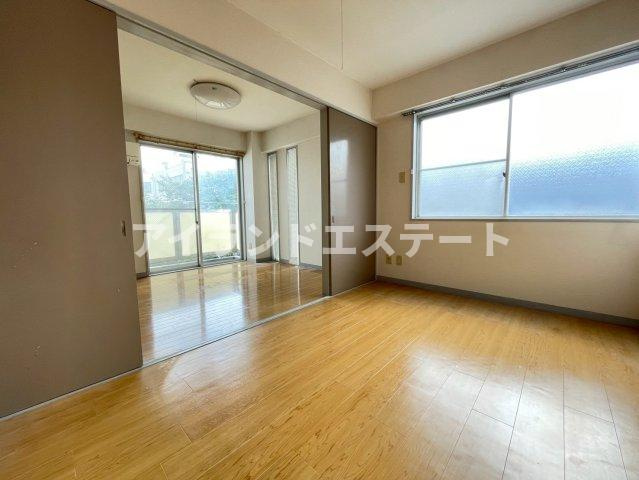 Kハウス駒沢　駅近　最上階　3方向角部屋の居間・リビング