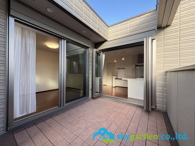 茅ヶ崎市菱沼1丁目　中古戸建のバルコニー|キッチン、ダイニング、リビング、バルコニーが一体化