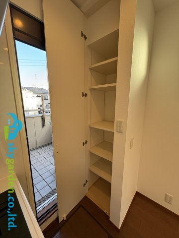 茅ヶ崎市菱沼1丁目　中古戸建の収納|キッチン背面の収納