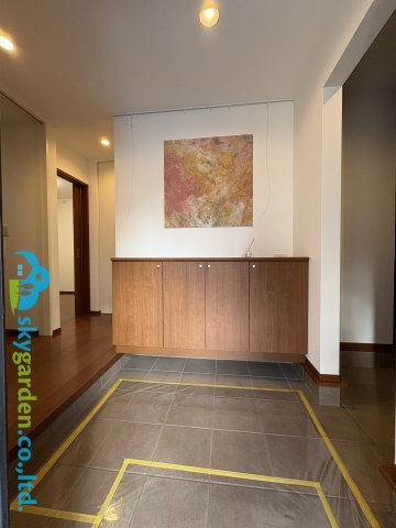 茅ヶ崎市菱沼1丁目　中古戸建の玄関|収納もある玄関です