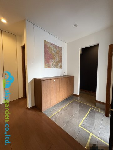 茅ヶ崎市菱沼1丁目　中古戸建の玄関|ゆったり広めの玄関ホール