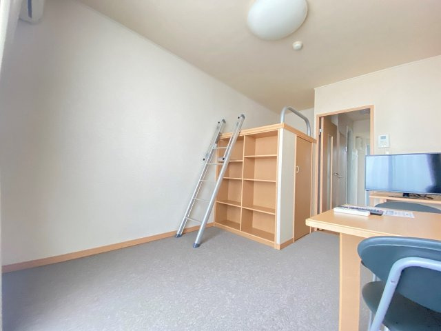 レオパレス中宗岡ドゥーエの居間・リビング