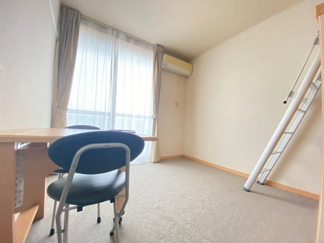 レオパレス中宗岡ドゥーエの居間・リビング