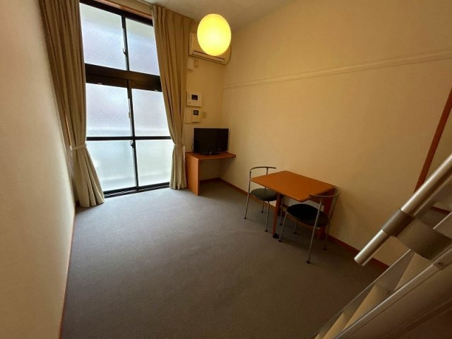 レオパレスボヌールの居間・リビング