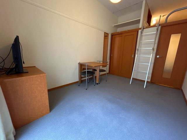 レオパレスボヌールの居間・リビング