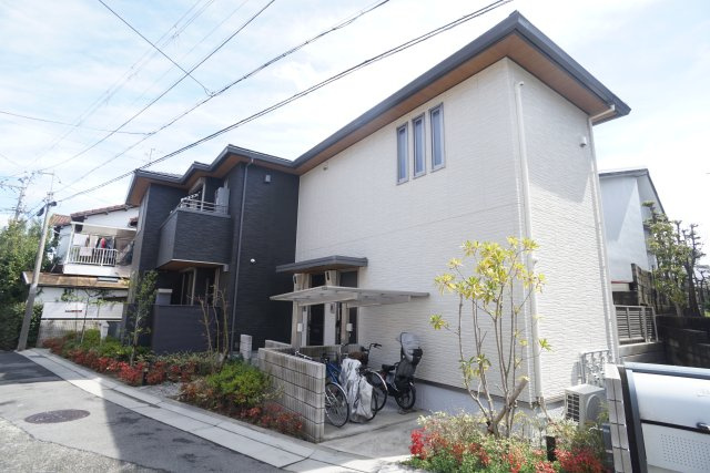 シャーメゾン　エム・アイ・ケイ宝塚の外観